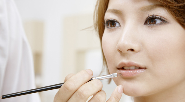 神奇彩妝術三分鍾變“白”妞-菲菲美人館