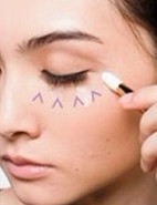 巧用按摩棒 4步消除黑眼圈-菲菲美人館