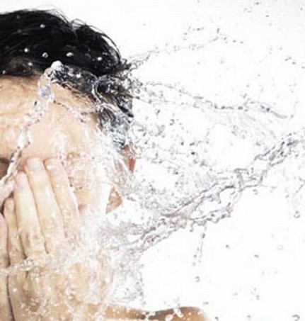 初秋水潤保濕正值佳時-菲菲美人館