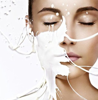 睡前涂牛奶美白立竿見影-菲菲美人館