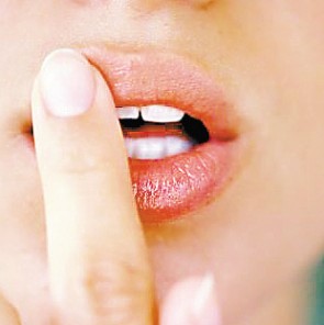 教你冬日護唇巧用護唇精華-菲菲美人館