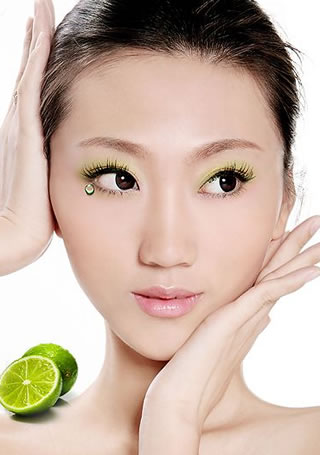 調節潔面時水溫 有效收縮毛孔-菲菲美人館