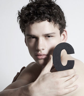 男人鏡子前的保濕品-菲菲美人館