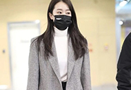 張小斐的優雅搭配，西裝＋高領毛衣大氣高階-菲菲美人館