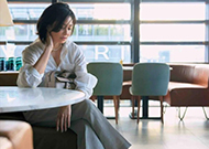 職場女性春季靚裝，搭配好襯衫、針織衫與過膝半裙-菲菲美人館