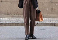 今年流行這雙短靴搭配褲子，高階時髦又顯瘦-菲菲美人館