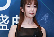 張檬又“美”回來了!簡簡單單的小黑裙,她穿上就很顯高階-菲菲美人館