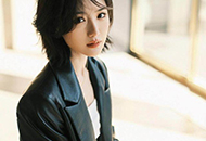 毛曉彤穿皮衣也很甜美,搭配同色長靴,顯得腿更細了-菲菲美人館